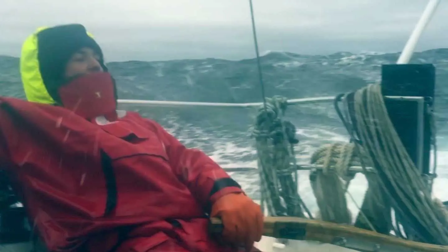 GUIREC SOUDÉE SUR SON BATEAU EN PLEINE TEMPÊTE GUIREC SOUDÉE SUR SON BATEAU EN PLEINE TEMPÊTE