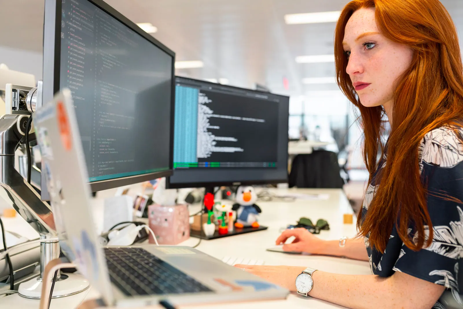 Cette personne possède trois écrans. Elle semble être une experte en web. Vous n'avez besoin que d'un seul écran Cette personne possède trois écrans. Elle semble être une experte en web. Vous n'avez besoin que d'un seul écran