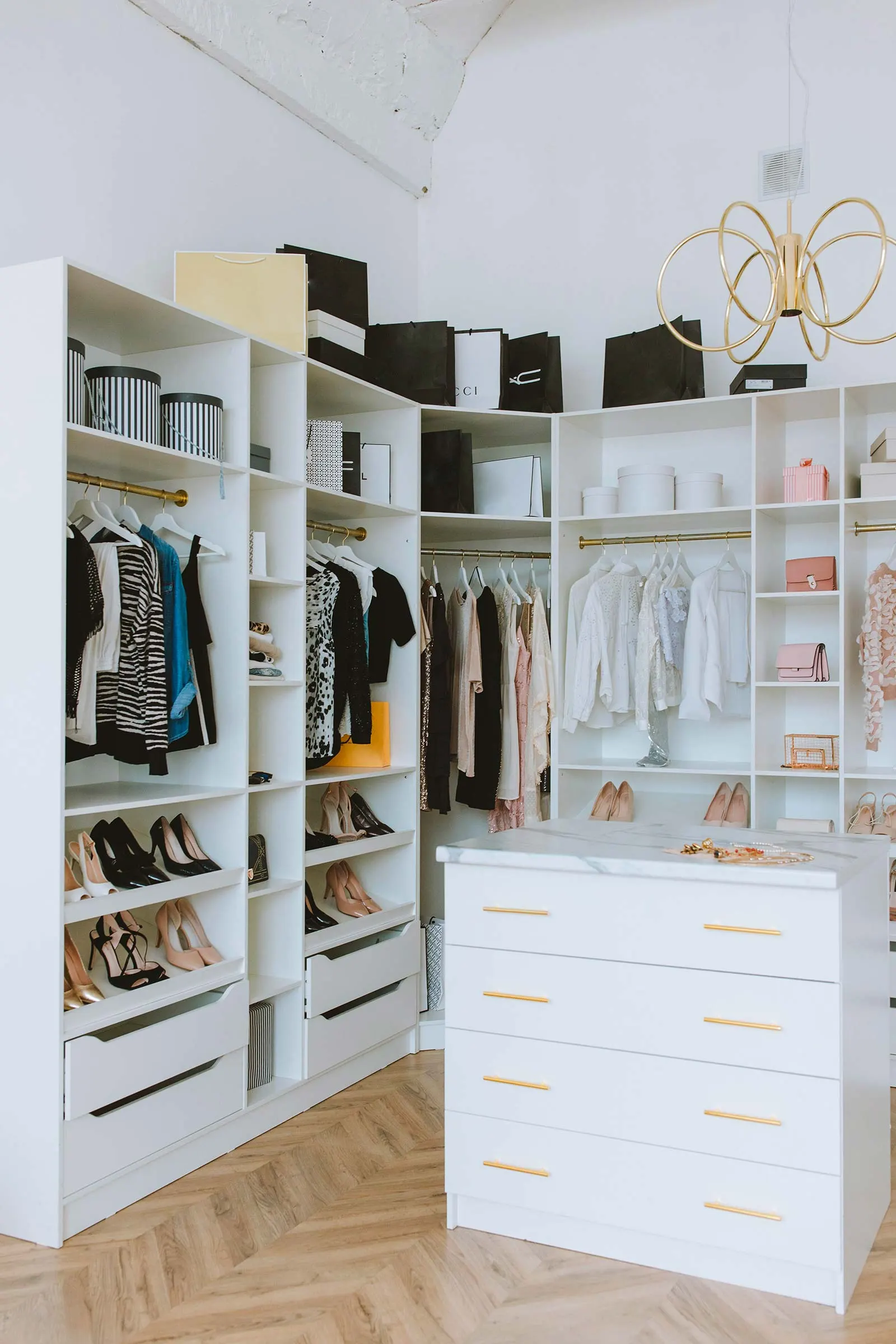 N'oubliez pas les conseils de ma grand-mère : un intérieur bien rangé, une tête bien rangée ;)
