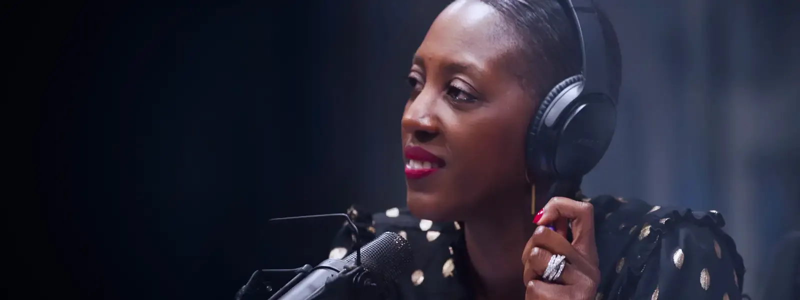 Mam Issabré,, humoriste on air