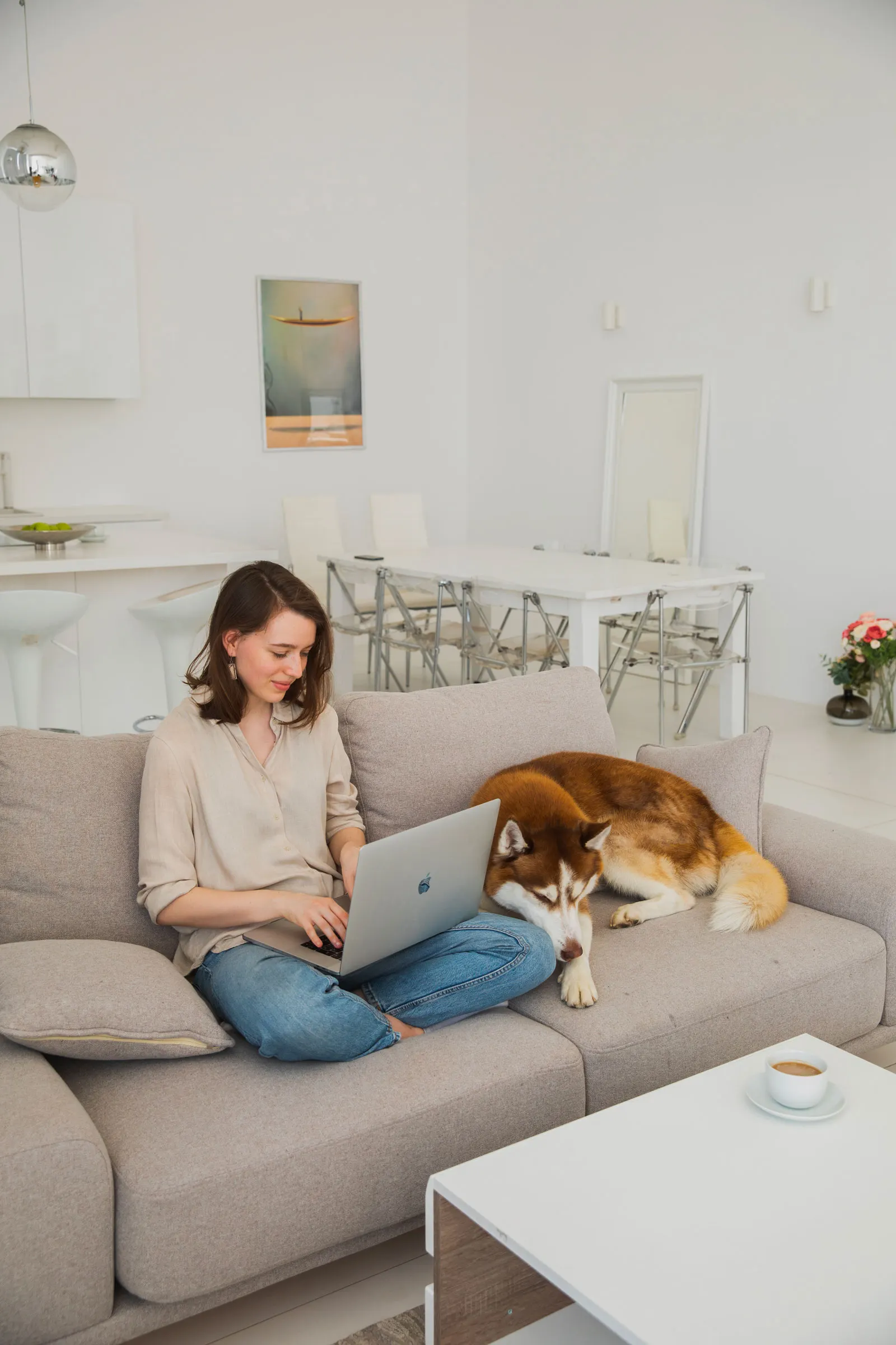 Cette cliente abandonnera-t-elle son panier malgré son air enthousiaste ? 50% de chances ++