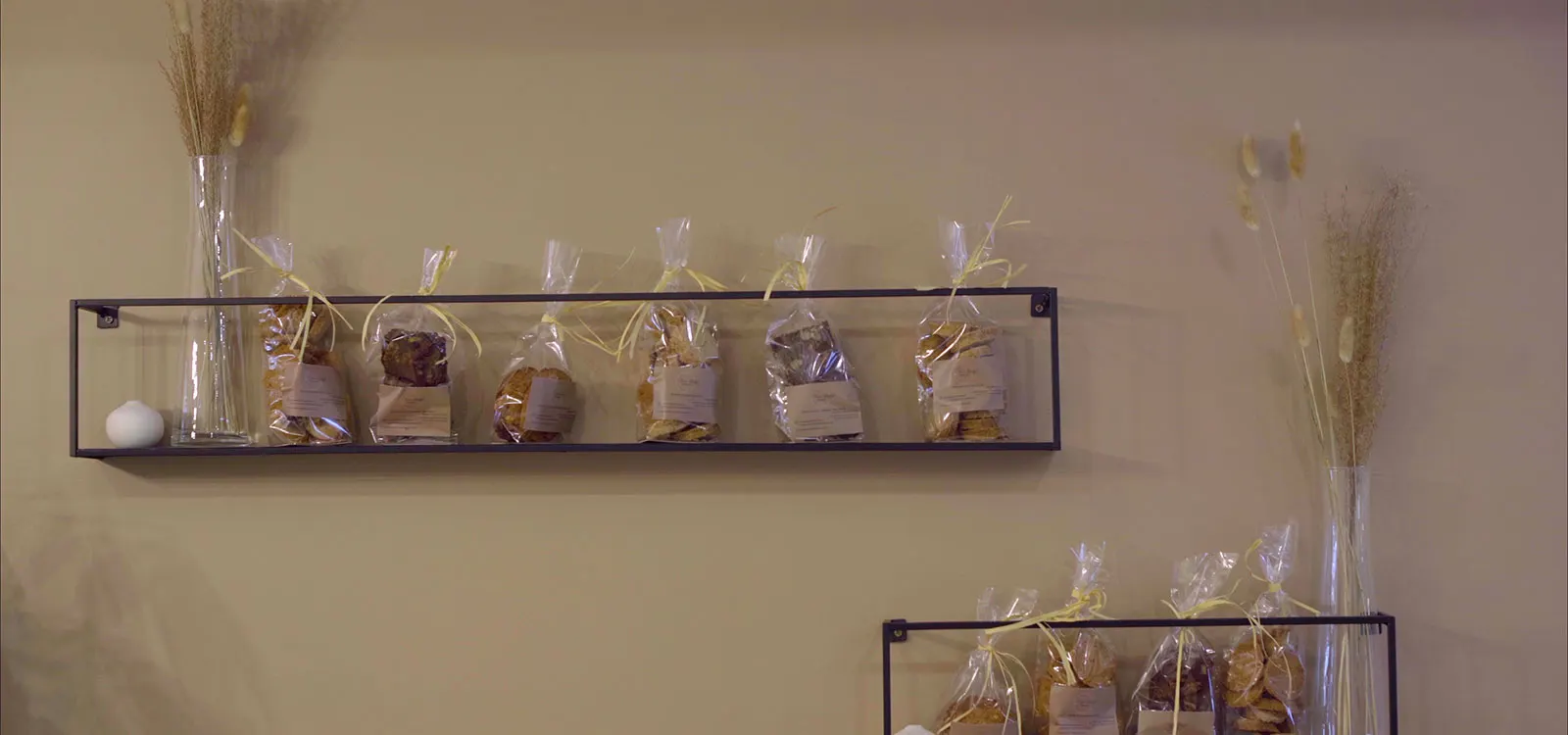 À l'intérieur, des biscuits sec mais aussi des pâtisseries de saison À l'intérieur, des biscuits sec mais aussi des pâtisseries de saison
