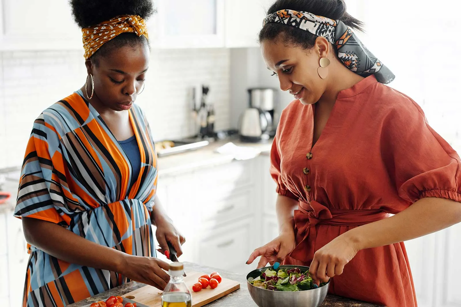 En plus d'être économique, la cuisine maison est un moment de partage En plus d'être économique, la cuisine maison est un moment de partage